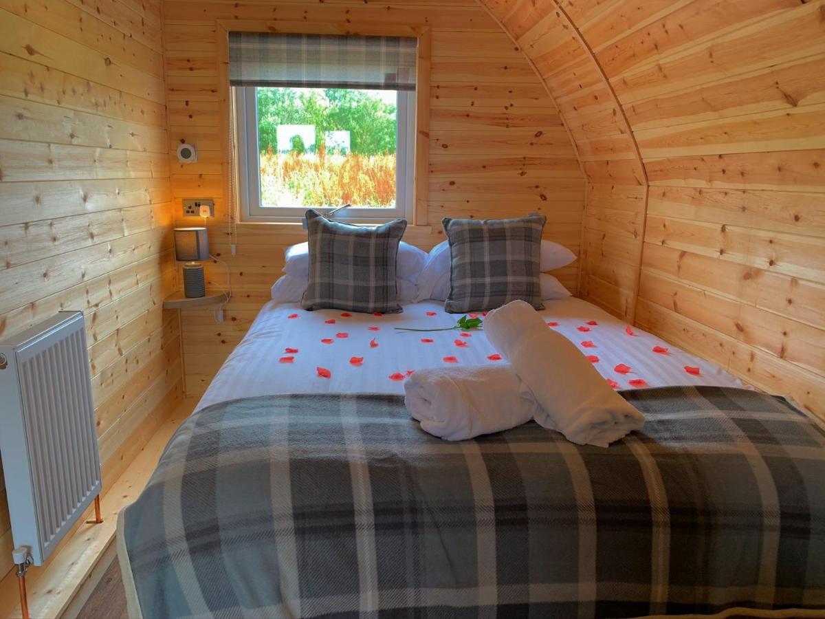 Villa Pond View Pod 3 With Private Hot Tub -Fife - Loch Leven - Lomond Hills à Kelty Extérieur photo